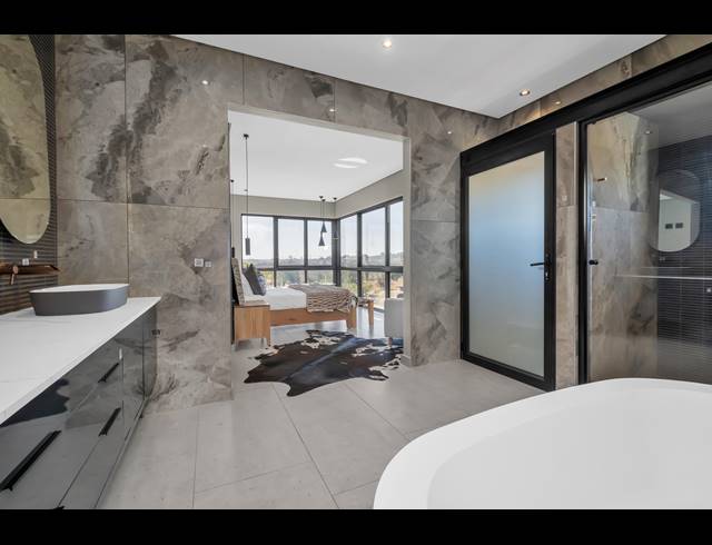 5 BEDROOM HOUSE FOR SALE IN HELDERFONTEIN ESTATE